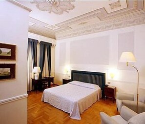 Sábanas italianas Frette, minibar y caja de seguridad en la habitación 