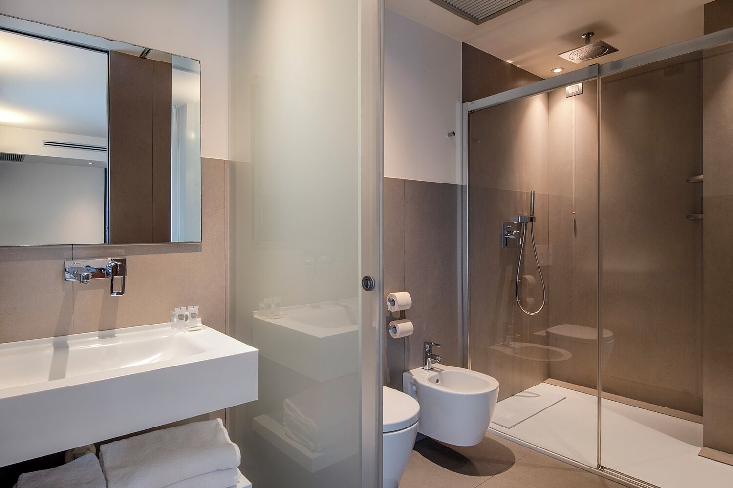 hypo-allergenic bedding, minibar, in-room safe, desk