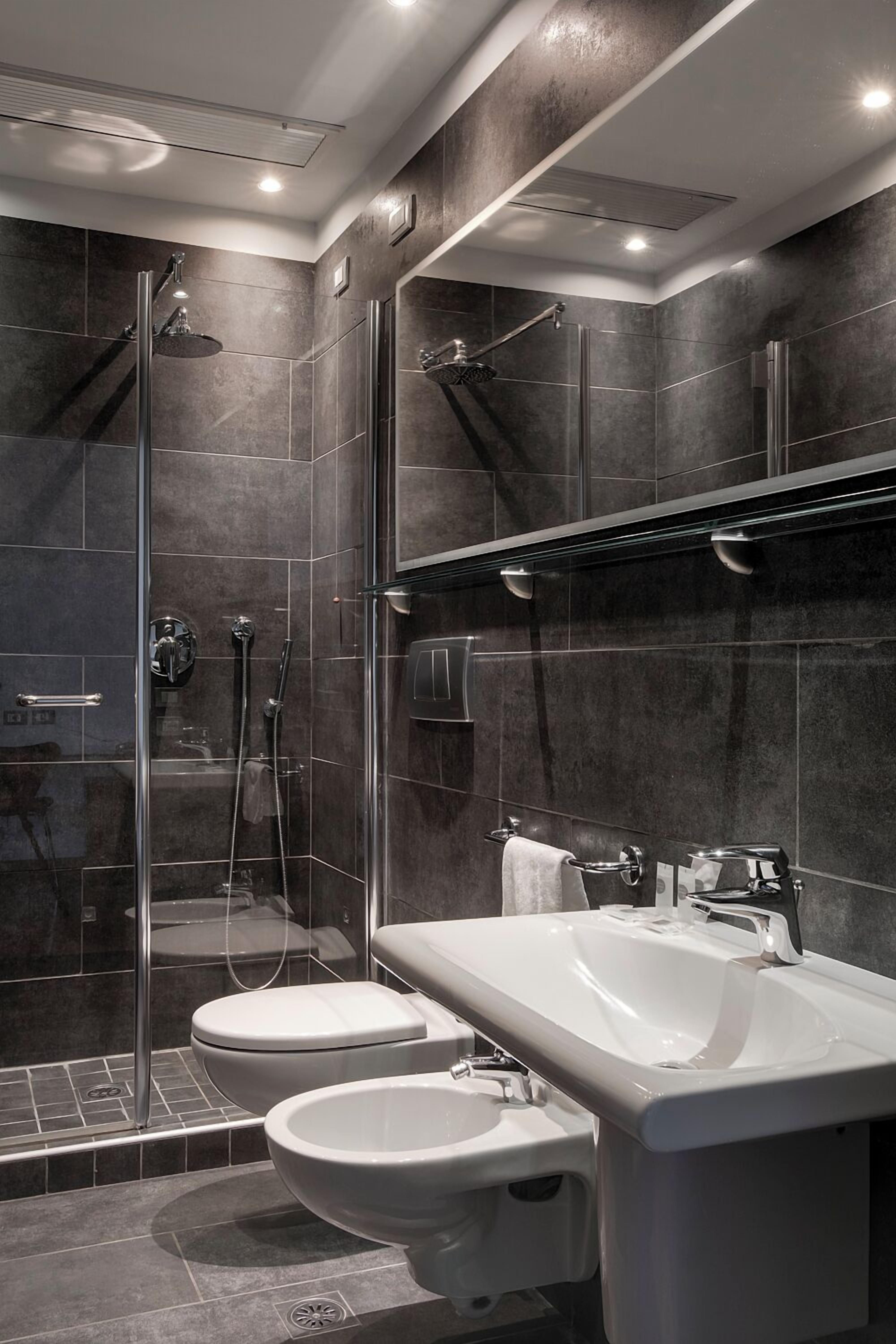 junior suite | hypo-allergenic bedding, minibar, in-room safe, desk