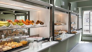 A buffet with various fruits, pastries, and beverages. - Hotel Verona (Verona)