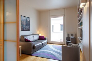 Loftsrom, anneks | Allergitestet sengetøy, minibar, safe på rommet og skrivebord