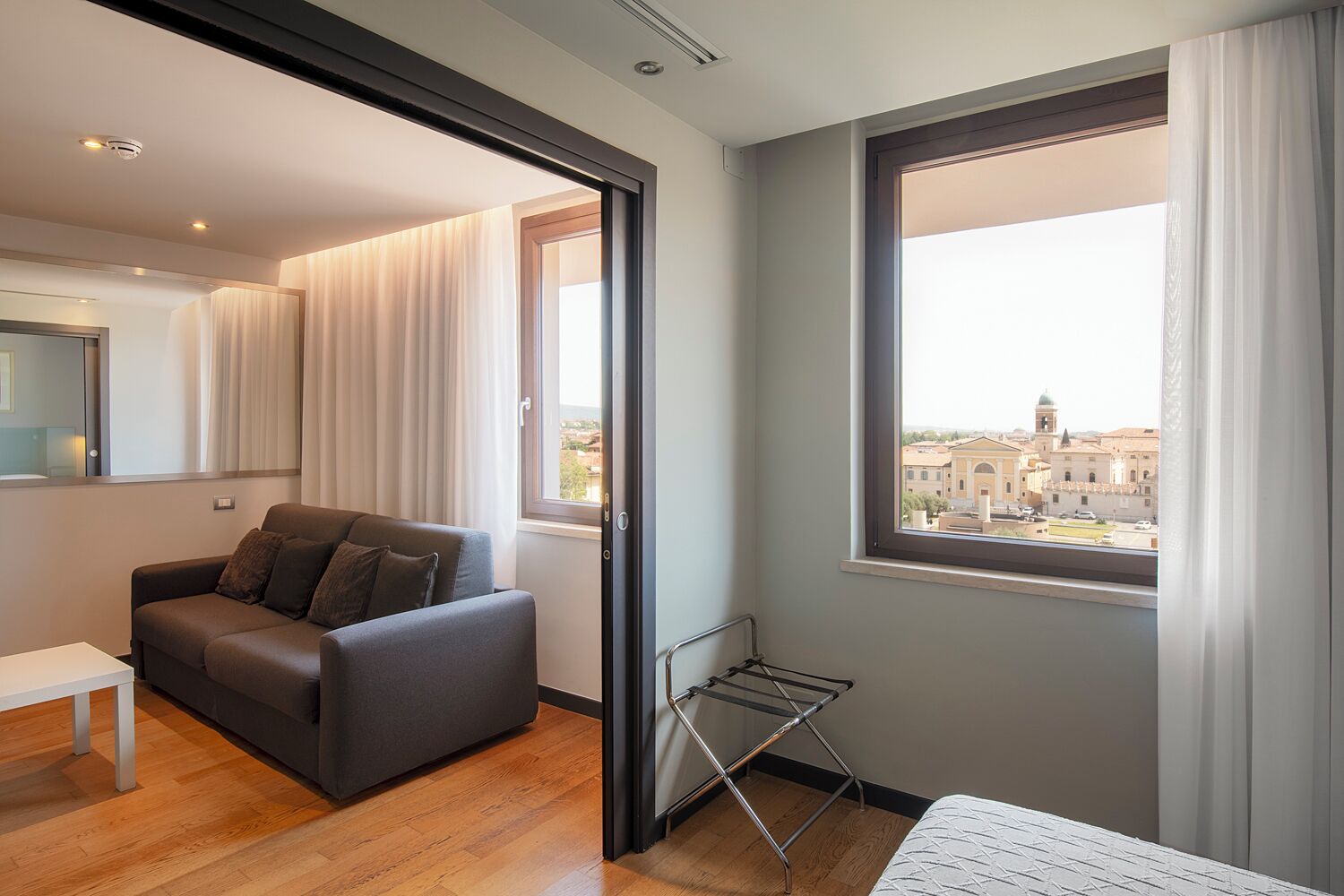 Junior-Suite | Allergikerbettwaren, Minibar, Zimmersafe, Schreibtisch