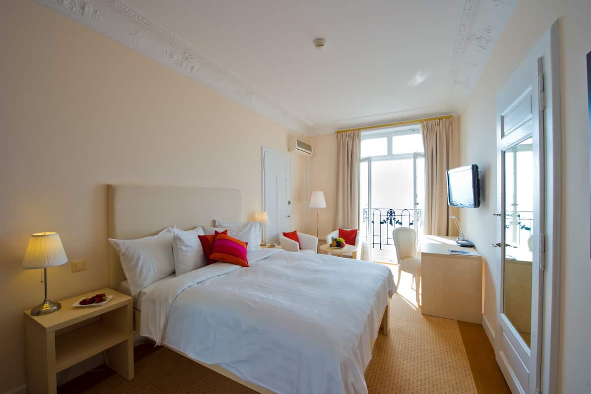 Deluxe Double Room, Lake View | Minibar, in-room safe, individually decorated, free cribs/infant beds