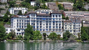 Um hotel grande com várias varandas e vista para o mar.