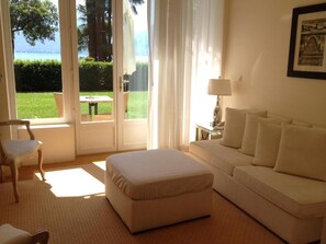 起居區 | 平面電視、 DVD 播放機