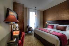 Deluxe Room, 1 Queen Bed | Living area | Flat-screen TV