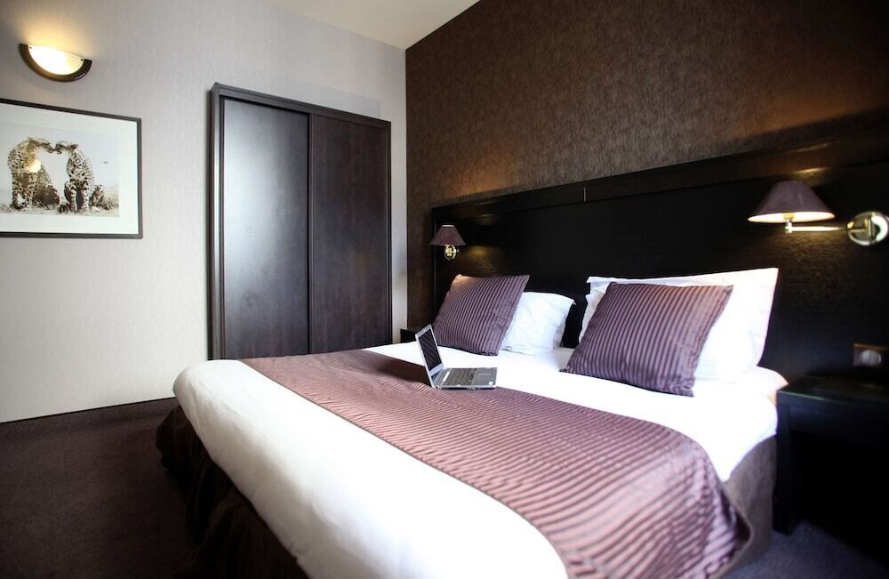 Premium bedding, pillowtop beds, free minibar, in-room safe