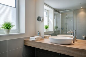 Hair dryer, bathrobes, towels - Köhlers Forsthaus Wellness & Genuss Hotel (Aurich)