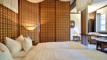 Hypo-allergenic bedding, minibar, in-room safe, desk