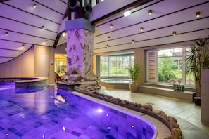 Piscine couverte, chaises longues