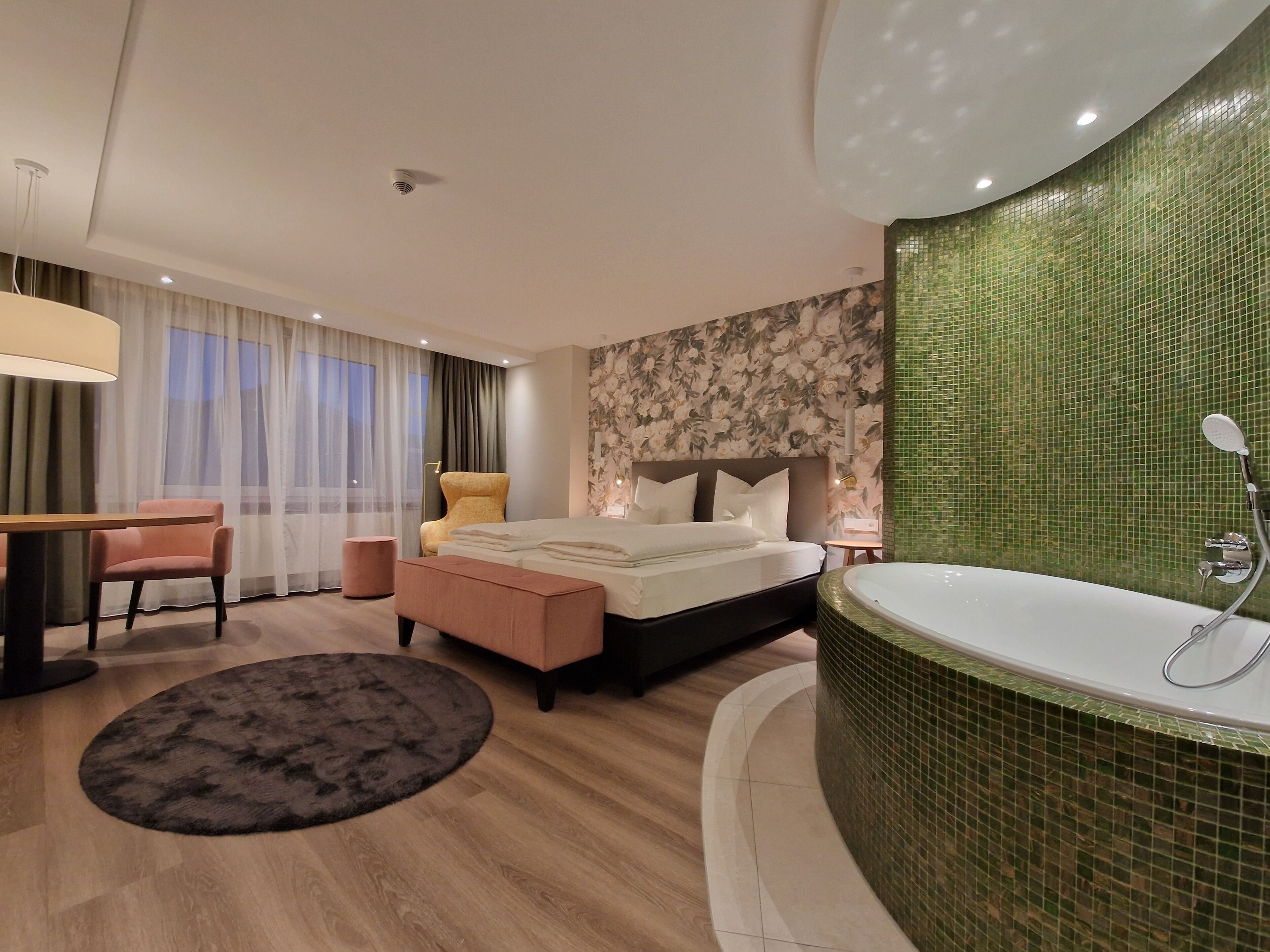 Deluxe Zimmer A | Roupas de cama antialérgicas, frigobar, cofres nos quartos, escrivaninha