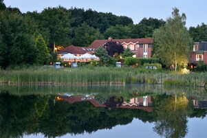 Fachada da propriedade à noite