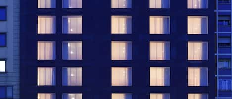 Voorkant accommodatie - avond/nacht