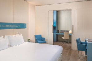 Kamar Superior | Seprai premium, selimut bulu angsa, minibar, dan brankas