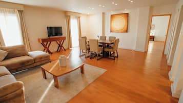 Suite, 1 cama King size (Master) | Área de sala de estar | Televisión LED de 32 pulgadas con canales por cable y televisión