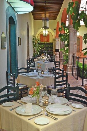 2 restaurants, breakfast, lunch, dinner served; international cuisine 