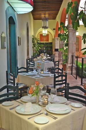 2 restaurants, breakfast, lunch, dinner served; international cuisine