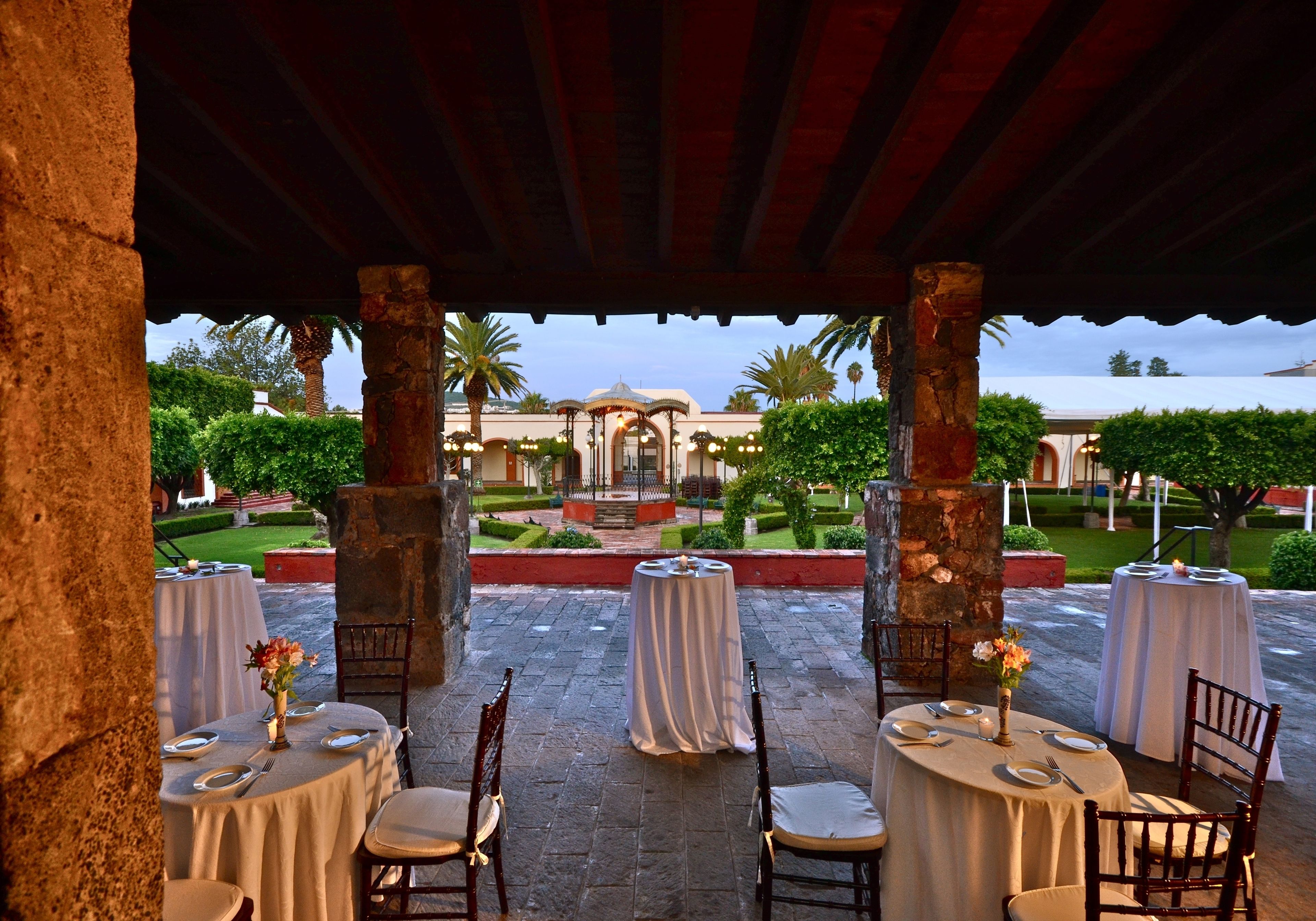 供應早餐、午餐、晚餐；多國菜