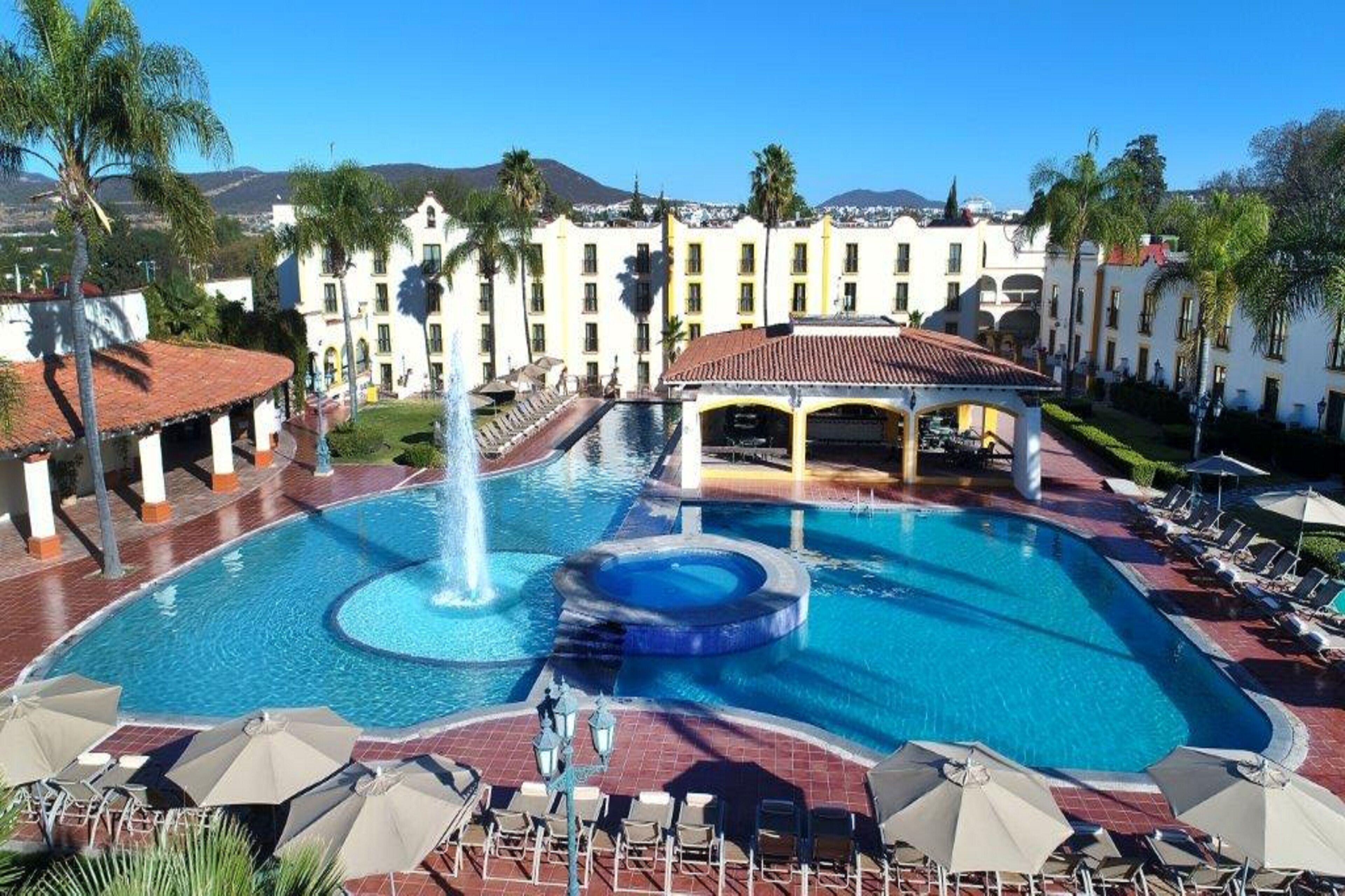 Hồ bơi ngoài trời 