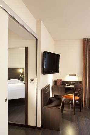 Desk, blackout curtains, soundproofing, iron/ironing board - Escale Oceania Nantes Aéroport (Bouguenais)