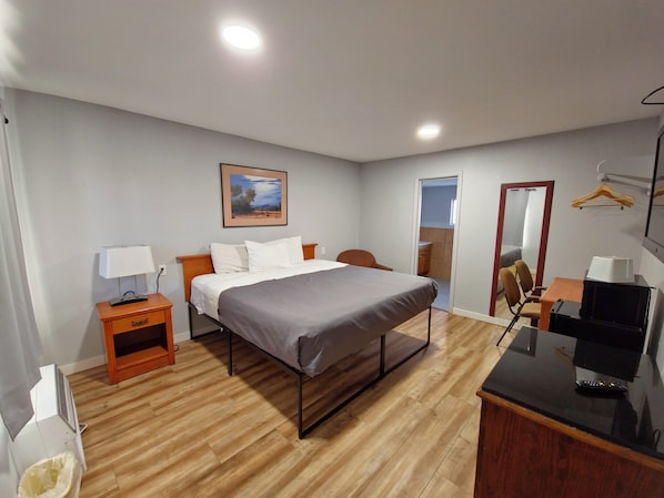 Standard Room, 1 King Bed | Blackout drapes, soundproofing, free WiFi, bed sheets - The L Motel (Flagstaff)