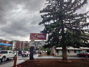 A motel sign with a welcoming message and amenities like great rates and WiFi. - The L Motel - Downtown Flagstaff (Flagstaff)