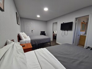 Blackout curtains, soundproofing, free WiFi, bed sheets - The L Motel (Flagstaff)