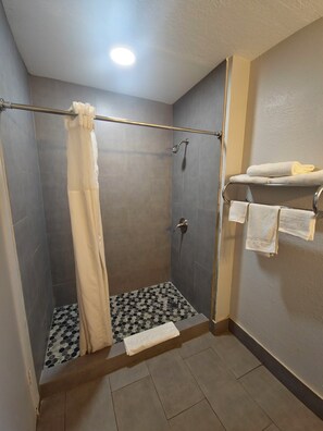 Standard Room, 1 King Bed | Bathroom