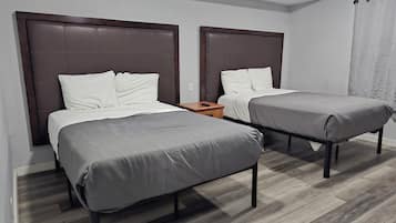 Habitación estándar, 2 camas matrimoniales | Cortinas blackout, insonorización, wifi gratis y ropa de cama