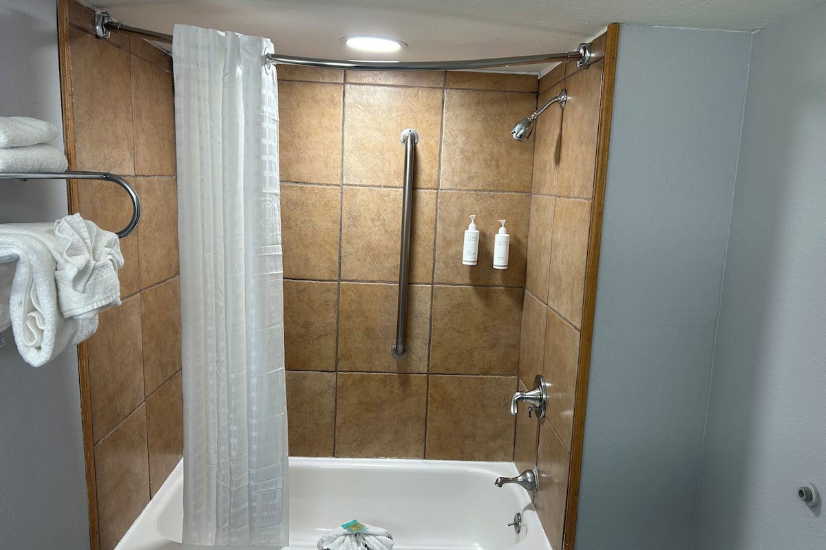 Quarto standard, 2 camas de casal | Banheiro | Produtos de toalete grátis, secador de cabelo (mediante solicitação)