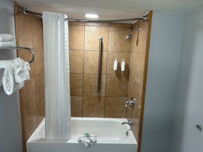 Quarto standard, 2 camas de casal | Banheiro | Produtos de toalete grátis, secador de cabelo (mediante solicitação)