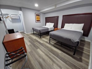 Blackout curtains, soundproofing, free WiFi, bed sheets - The L Motel (Flagstaff)