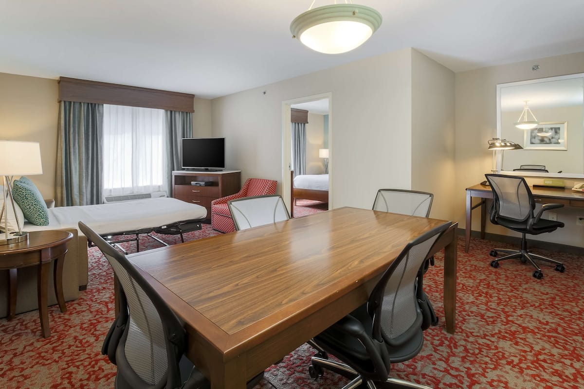 Premium bedding, in-room safe, desk, laptop workspace
