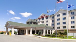A Hilton Garden Inn with a clear sky, a covered entrance, and multiple flags. - Hilton Garden Inn Nanuet (Nanuet)