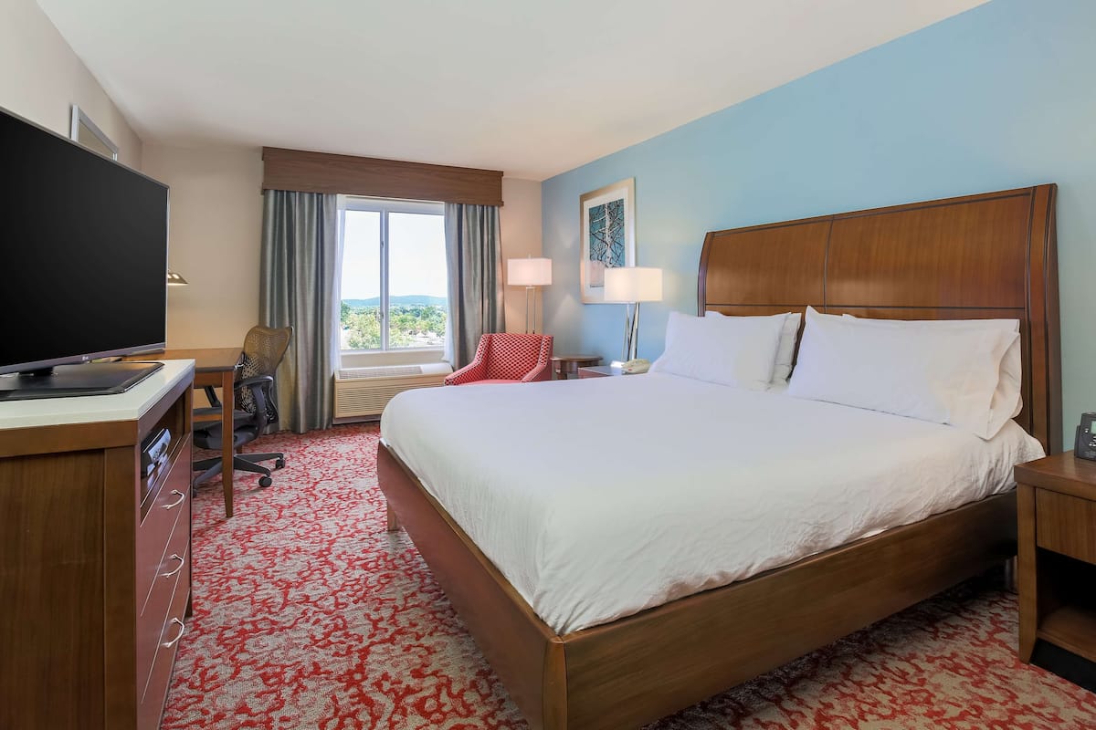 Premium bedding, in-room safe, desk, laptop workspace