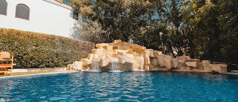 3 outdoor pools, open 7:00 AM to 7:00 PM, free cabanas, pool umbrellas