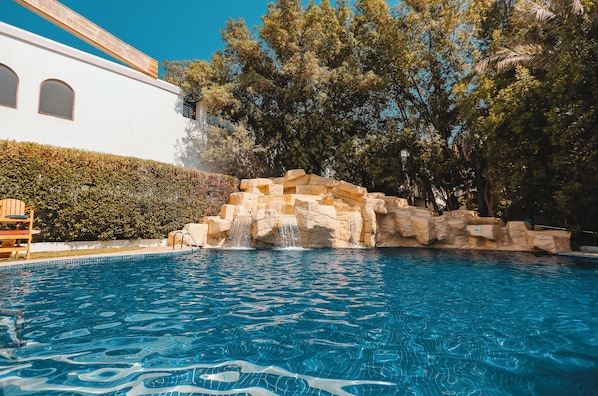 3 piscines extérieures, cabanons gratuits, parasols de plage