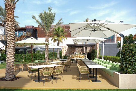 Dubai Marine Beach Resort Spa - Image 76