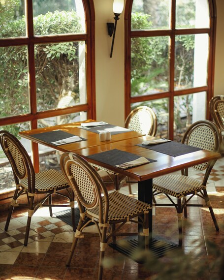 Dubai Marine Beach Resort Spa - Image 52