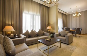 Suite royale | Aire de séjour | Téléviseur à écran plat