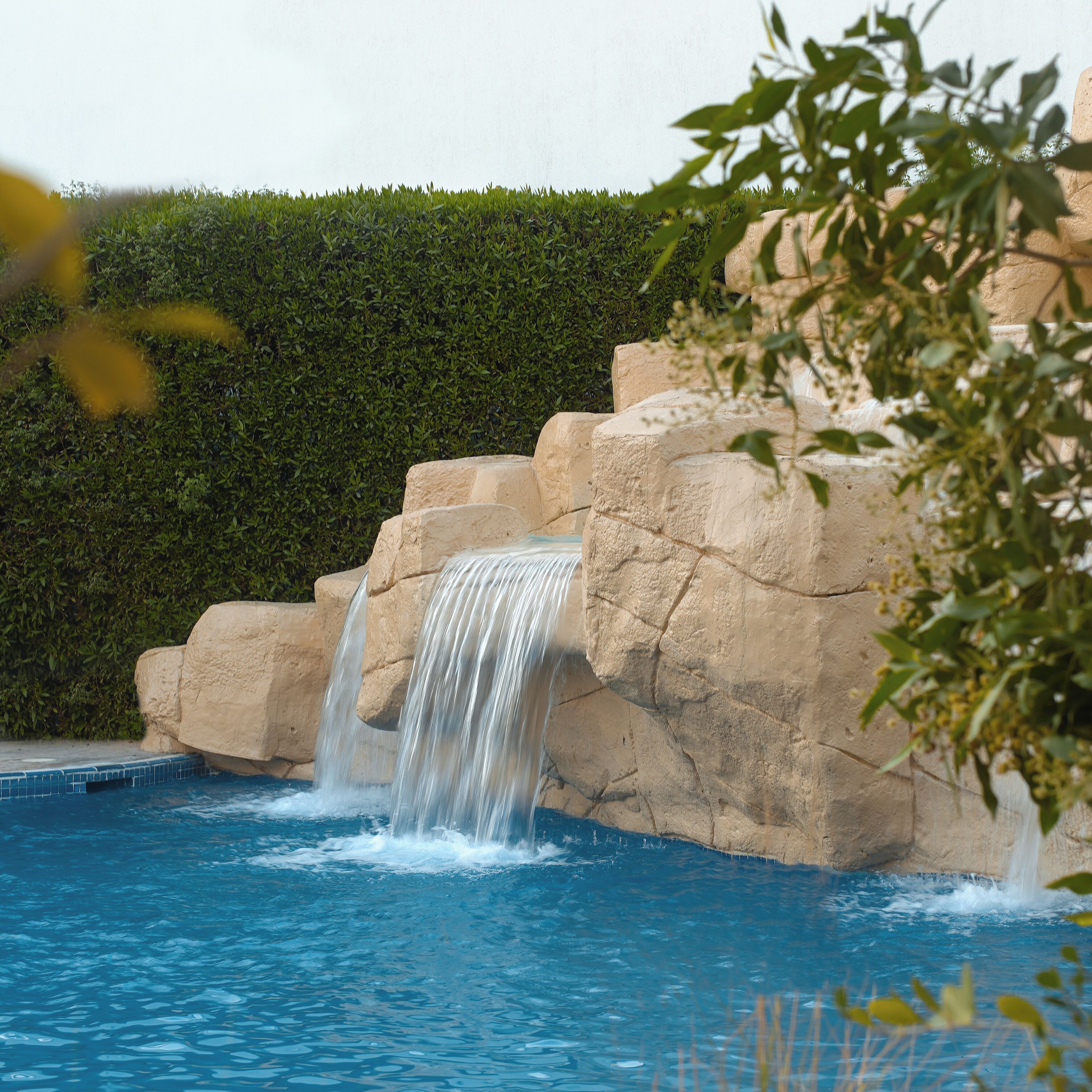 3 outdoor pools, open 7:00 am to 7:00 pm, free pool cabanas