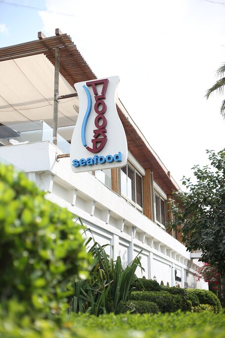 Dubai Marine Beach Resort Spa - Image 11