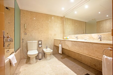Dubai Marine Beach Resort Spa - Image 18