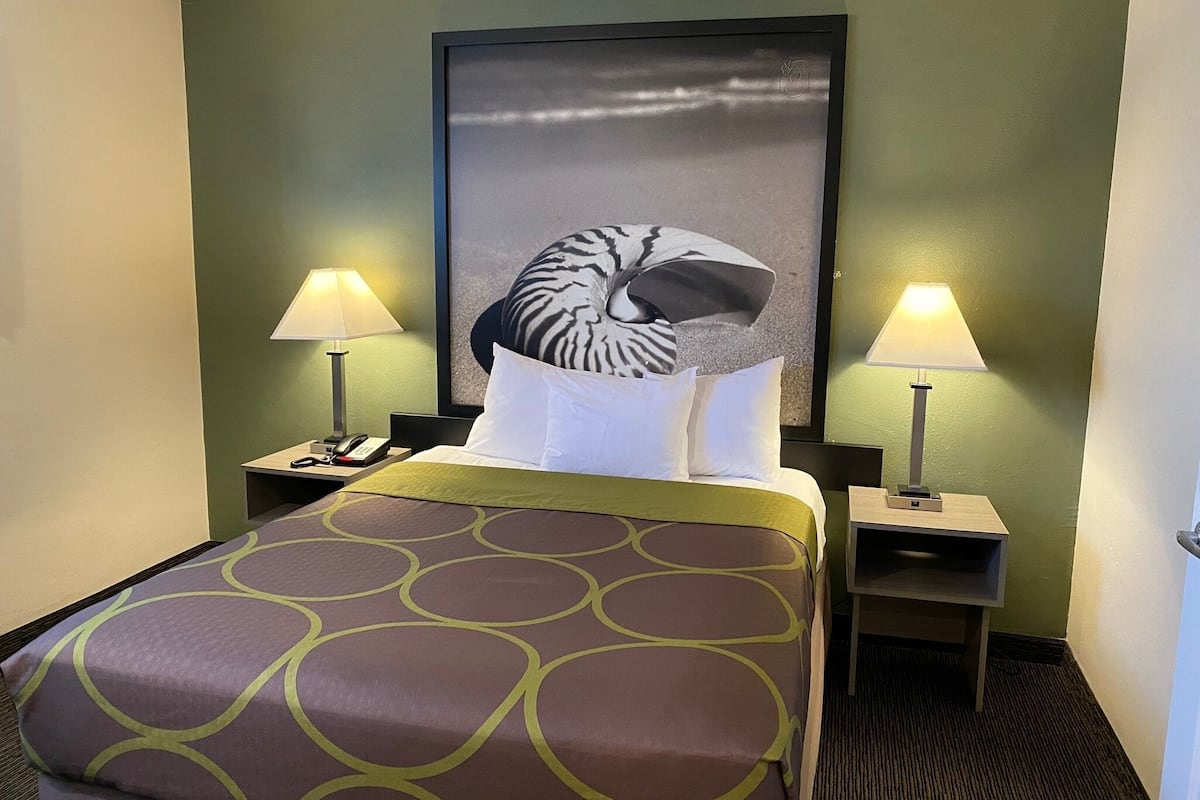 Escritorio, cunas gratuitas, wifi gratis y ropa de cama