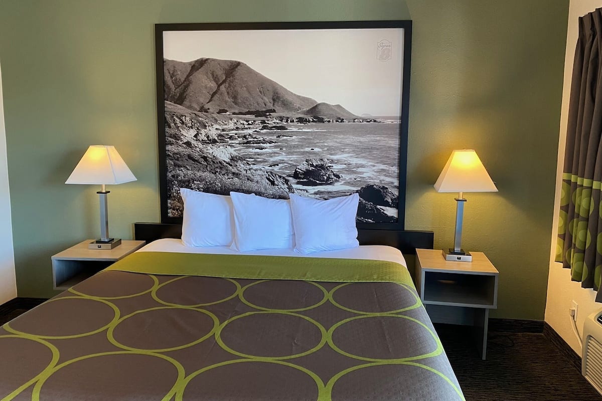 Escritorio, cunas gratuitas, wifi gratis y ropa de cama
