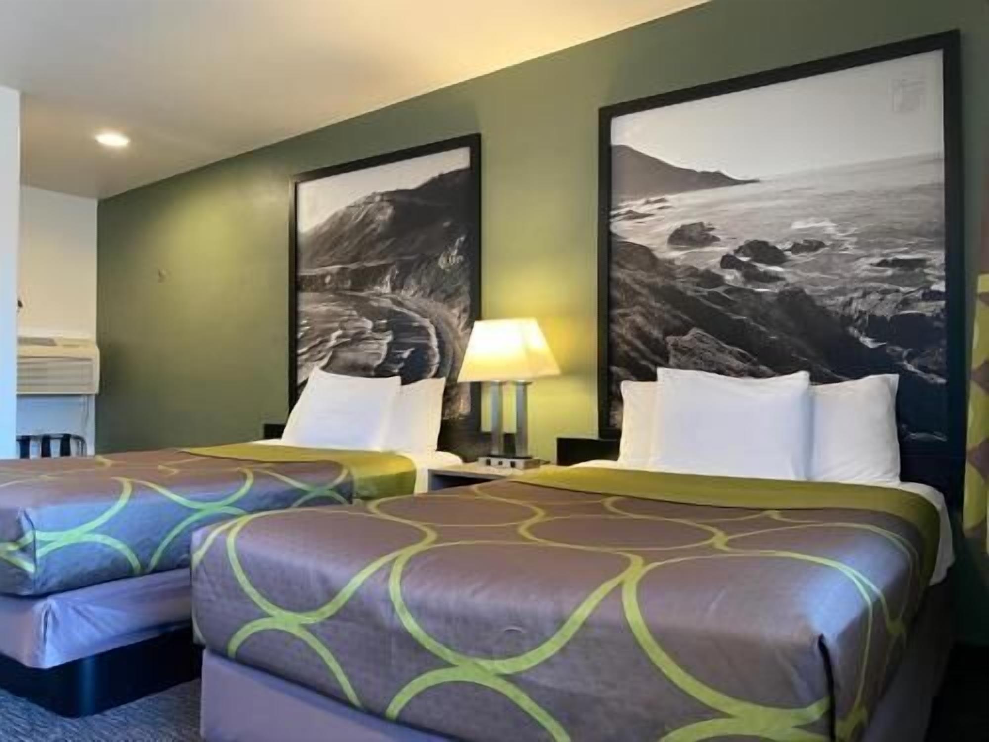 Een bureau, gratis babybedden, gratis wifi, beddengoed