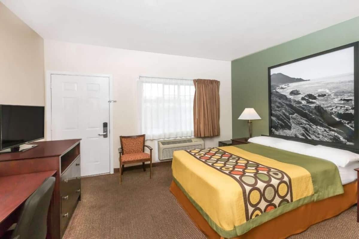 Desk, free cots/infant beds, free WiFi, bed sheets
