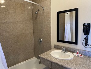 Chambre Standard, 1 grand lit, non-fumeur | Salle de bain | Ensemble baignoire-douche, baignoire profonde