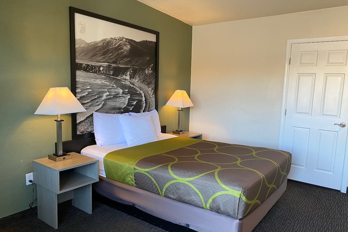 Desk, free cots/infant beds, free WiFi, bed sheets