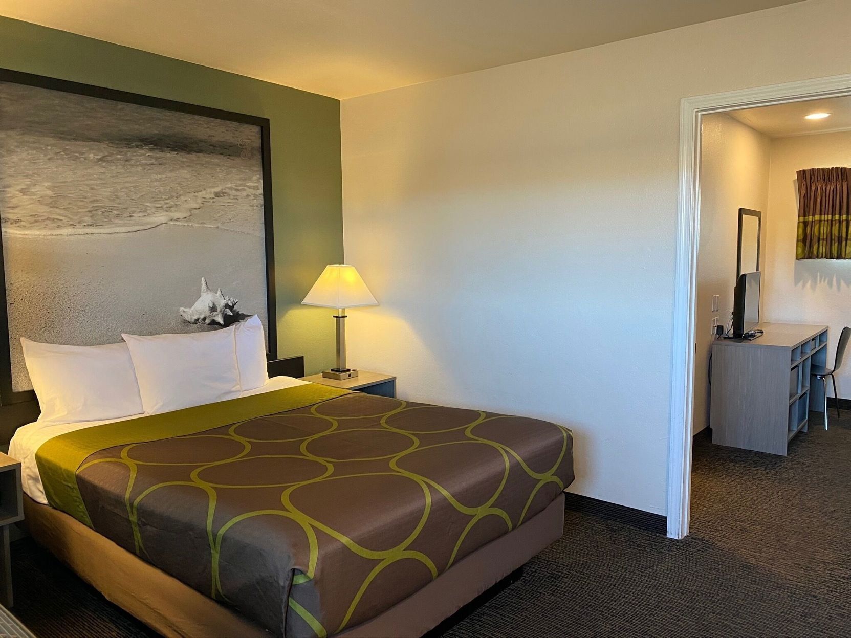 Een bureau, gratis babybedden, gratis wifi, beddengoed